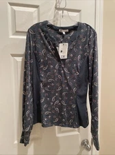 DR2 Womens Top Sz M Pretty Blue  Floral Long Sleeve 1/4 Button Top￼ NWT