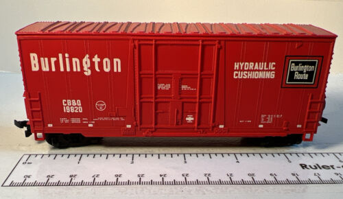 Bachmann HO Burlington 41’ Hi-Cube Box-Smooth Sides CB&Q 19820 - Picture 2 of 5