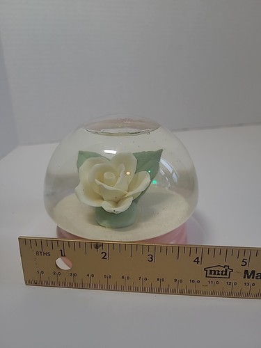 Hermoso globo de nieve con flor amarilla The Summit Corp. 1988 con base de madera rosa - Imagen 7 de 7