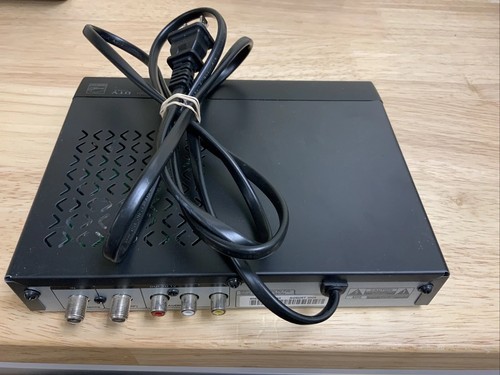 Zenith Model DTT901 Digital TV Tuner Converter Box w/ Coaxial Cable and remote - Picture 2 of 3