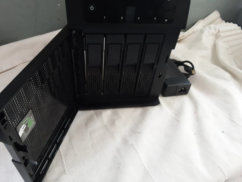 Western Digital DX4000 Network Storage Server .ref:CD_18  - Image 3 of 4
