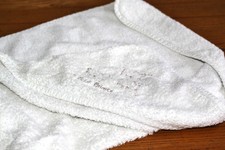 sortie/cape de bain bébé - éponge - blanc - liseré blanc - petit Prince - TBE