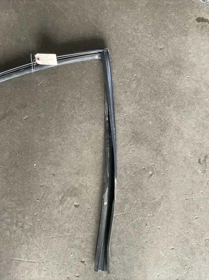 06-10 Infiniti M35 M45 заднее правое стекло уплотнительная полоска 82330-EG000 - Изображение 3 из 4