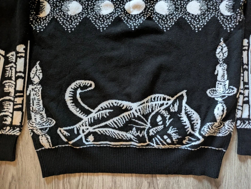 Suéter de bruja de Halloween cuello redondo hechizo y curiosidades talla M Foto 2 de 4