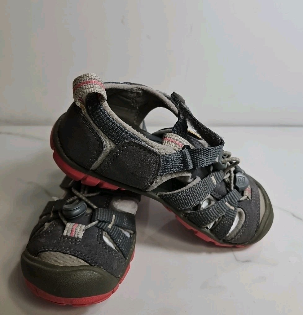 Sandalo Keen Newport grigio rosa per bambini e ragazze 11
