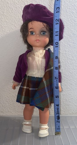 Muñeca escocesa de colección hecha en Inglaterra 12" en falda escocesa púrpura cierre abierto ojos AZUL - Imagen 4 de 11