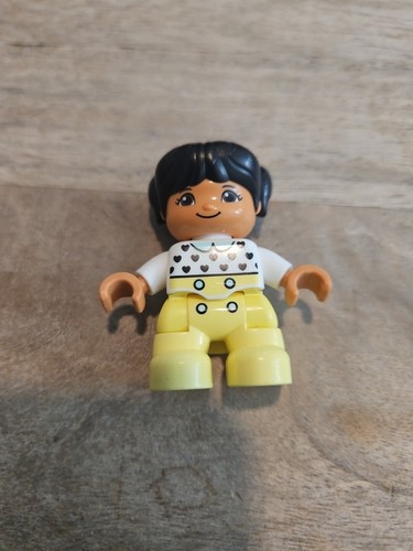 Lego Duplo Figure Kid Asian Girl pale skin black hair white/yellow tiny hearts - Picture 5 of 5