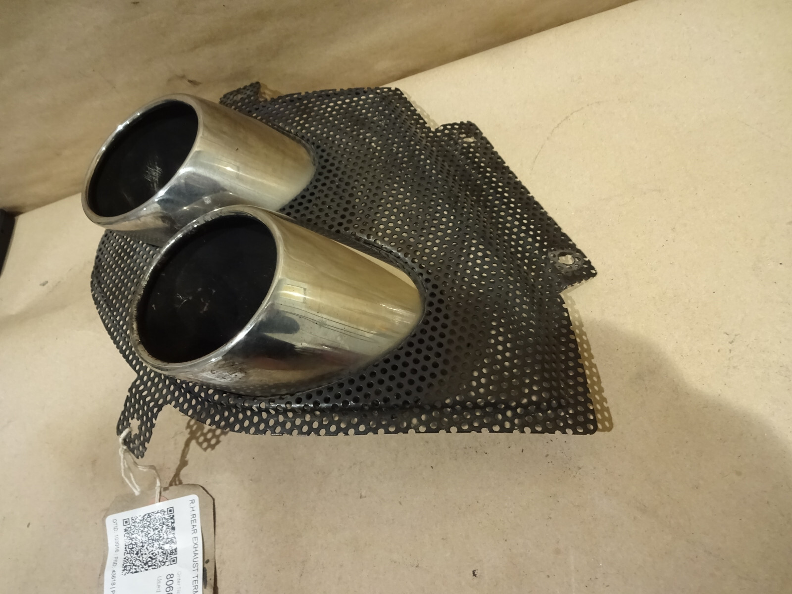 Ferrari California RH Rear Bumper Tail Pipes & Grille P/N 80666800