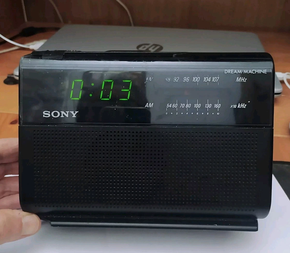 Sony Dream Machine - Radio despertador AM/FM vintage - en funcionamiento - no perfecto -