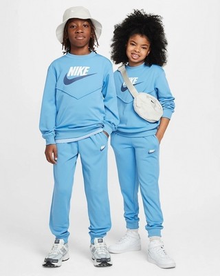 Voller TrainingsAnzug Kids Kinder unisex Nike Sportswear Crew Himmelblau 
