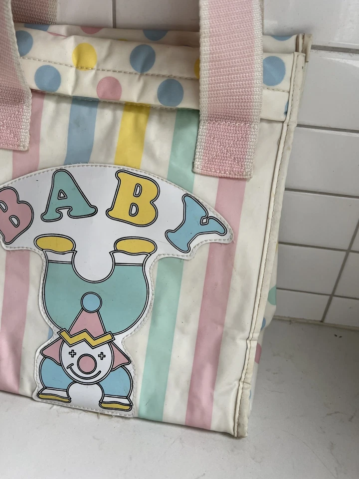 Bolsa de fraldas vintage de vinil plástico pastel bebê palhaço circo listras pontos anos 90 arco-íris - Imagem 2 de 4