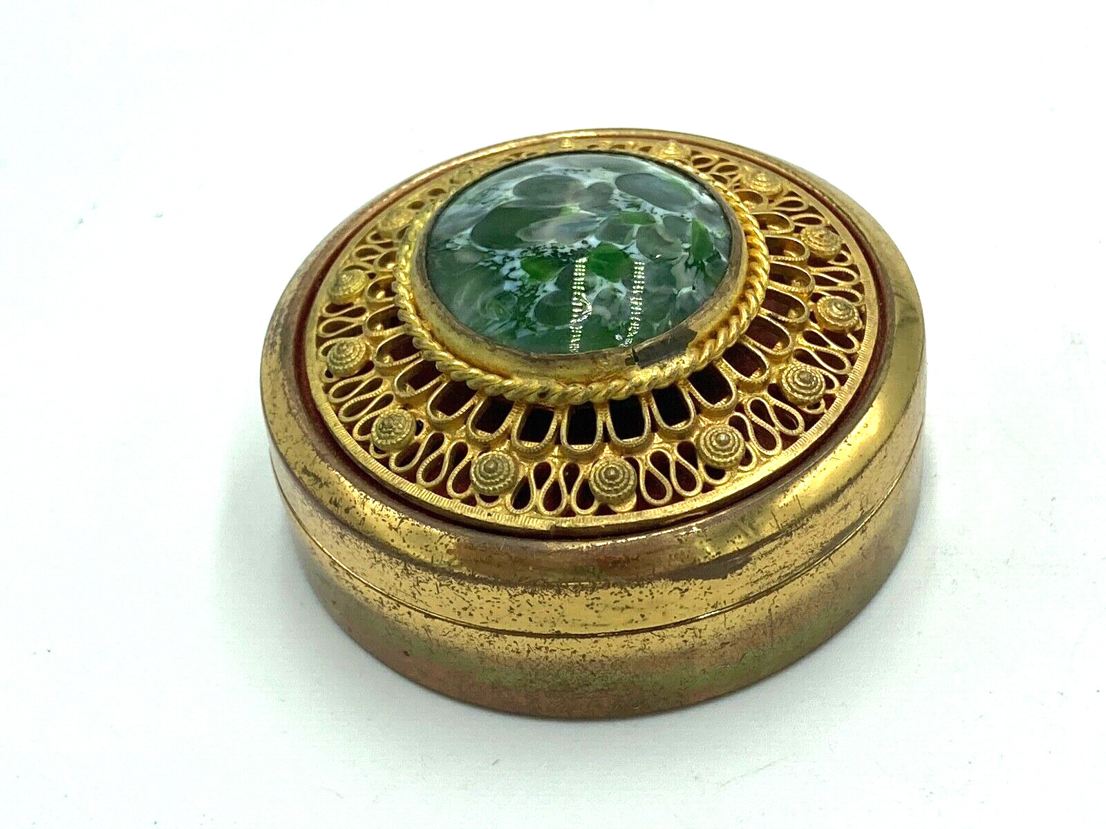 Schöne Messing Pillendose / Tabak Dose Verzierung grünem Edelstein