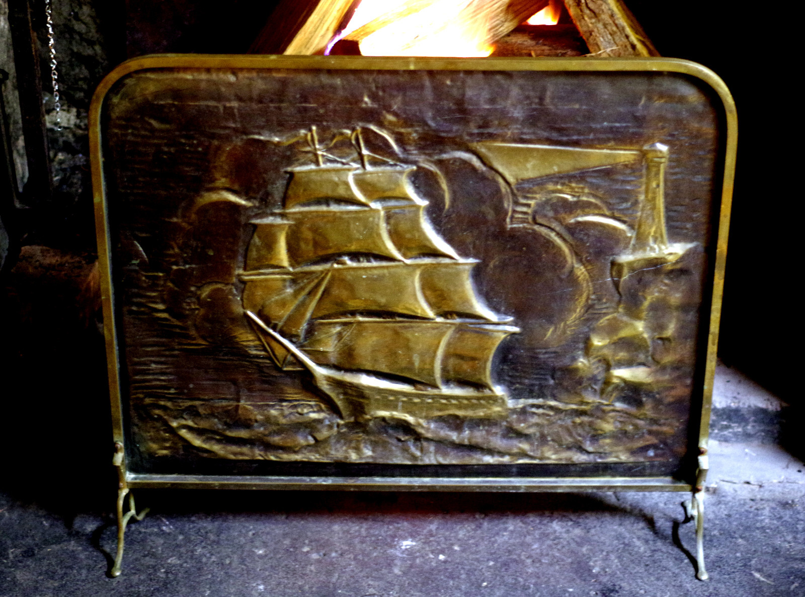 LARGE ART DECO FOOTED SOLID BRASS GALLEON EMBOSSED FIRE GUARD SCREEN