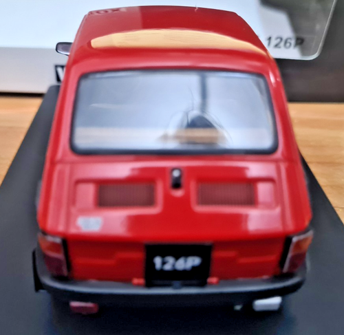 Fiat 126P 126 Rot - Maßstab 1:24 WhiteBox WBX124249 - Bild 4 von 6