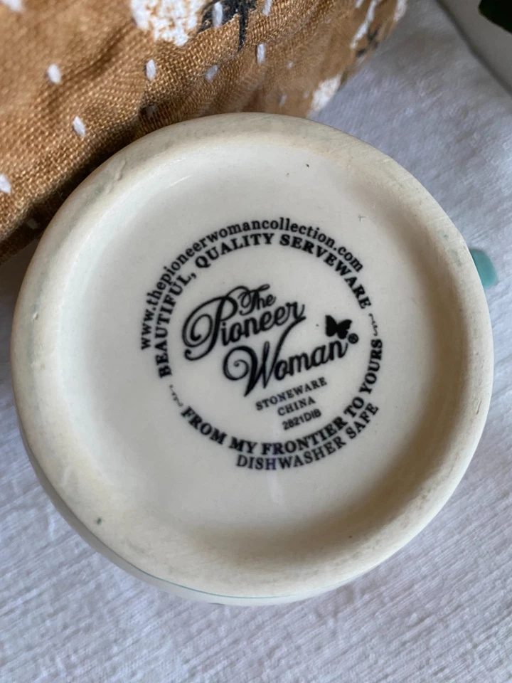 Crema jarra pequeña floral Pioneer Woman Foto 2 de 4