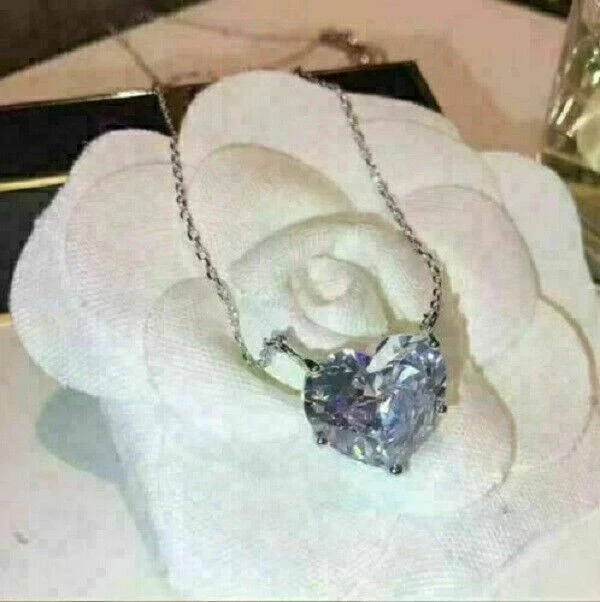 Colgante solitario de diamantes talla corazón de 3 quilates VVS1/D acabado en oro blanco de 14 quilates cadena gratis Foto 3 de 4