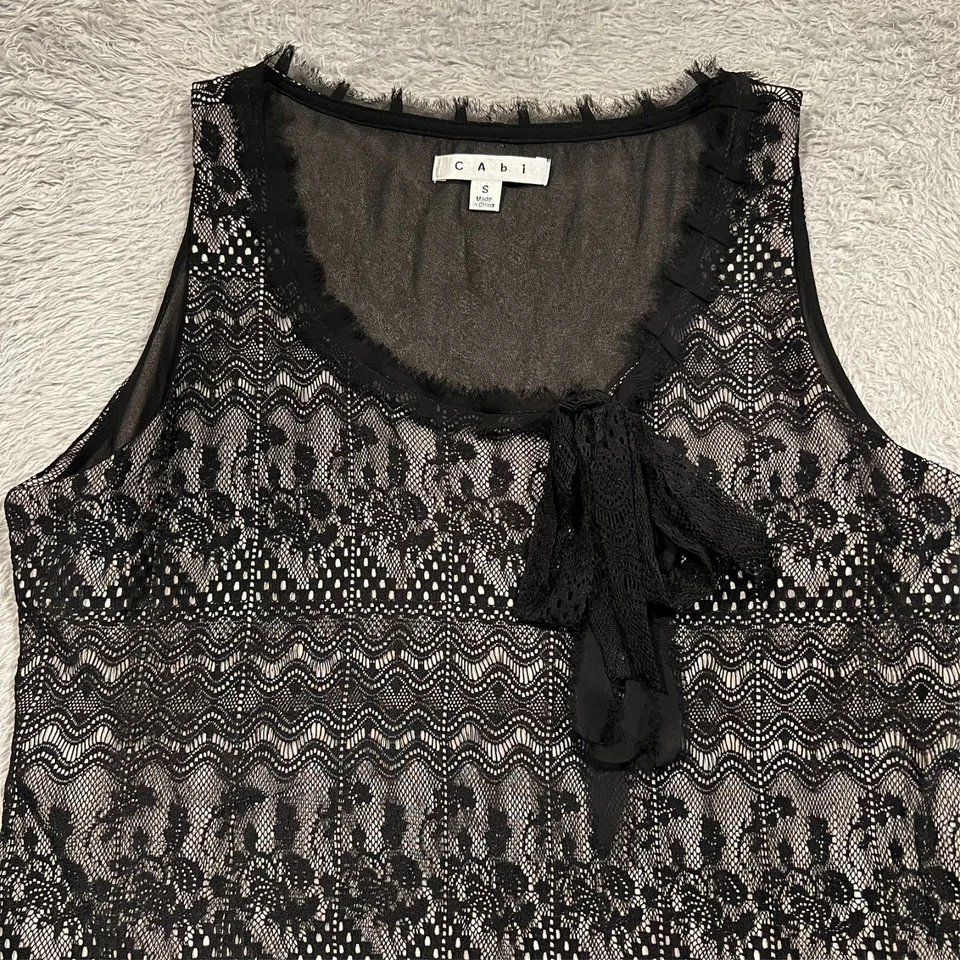 Blusa sin mangas CAbi #552 Emily para mujer talla S negra forrada de encaje Foto 2 de 4