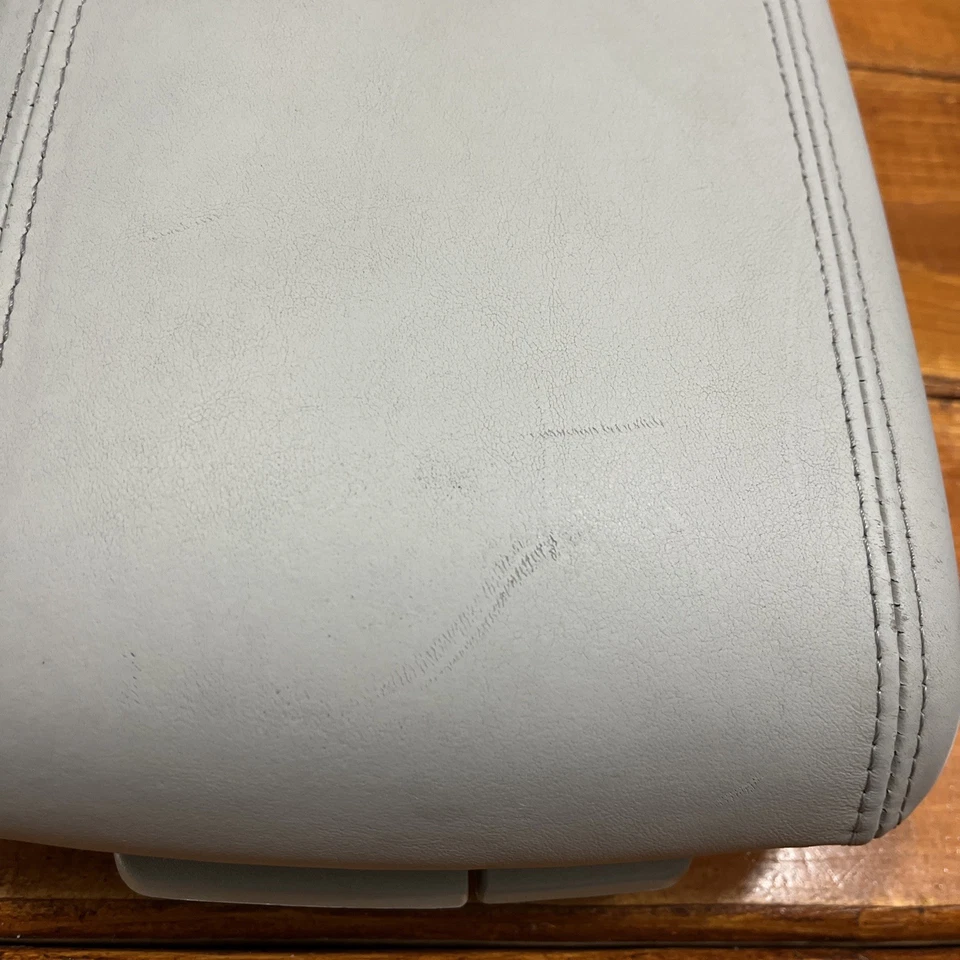 Крышка подлокотника центральной консоли Cadillac Deville DTS Buick Lucerne 2000-2011 годов выпуска серая - Изображение 2 из 4