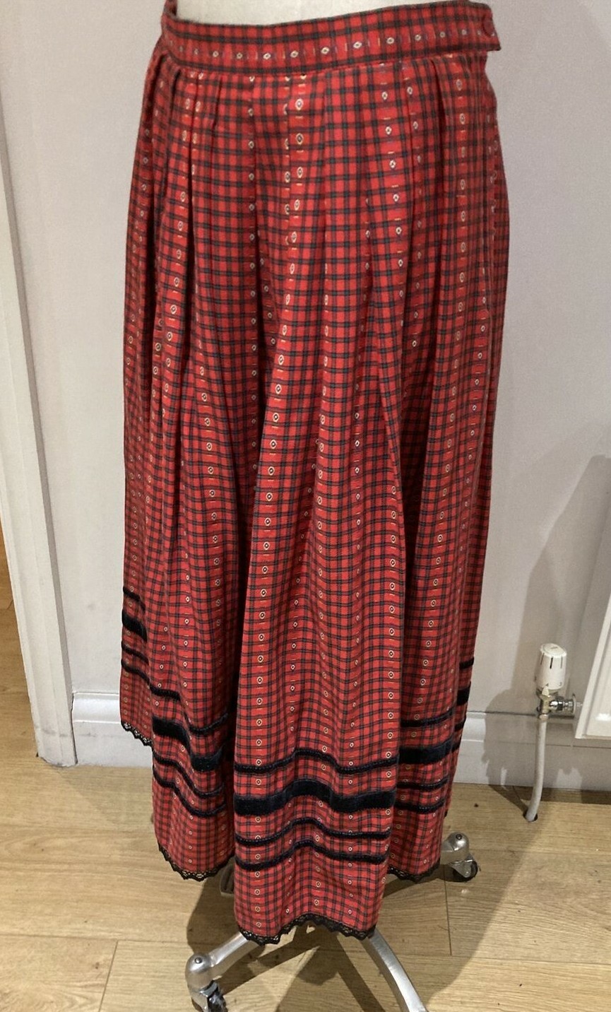 Vintage Austrian Dirndl Skirt Red/Black/Green Check Size 44, Lace Edge 5