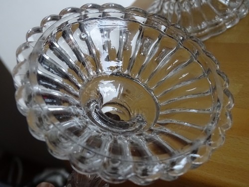 1 ANCIENNE PAIRE DE BOUGEOIRS EN CRISTAL MOULE DANS LE GOUT DE BACCARAT - Picture 8 of 11