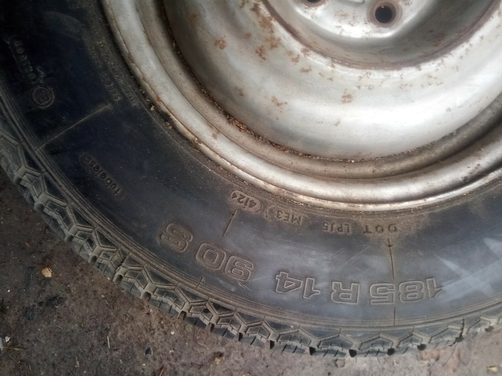 Évitez les vibrations avec cette roue UNIROYAL 185R14 voiture ancienne