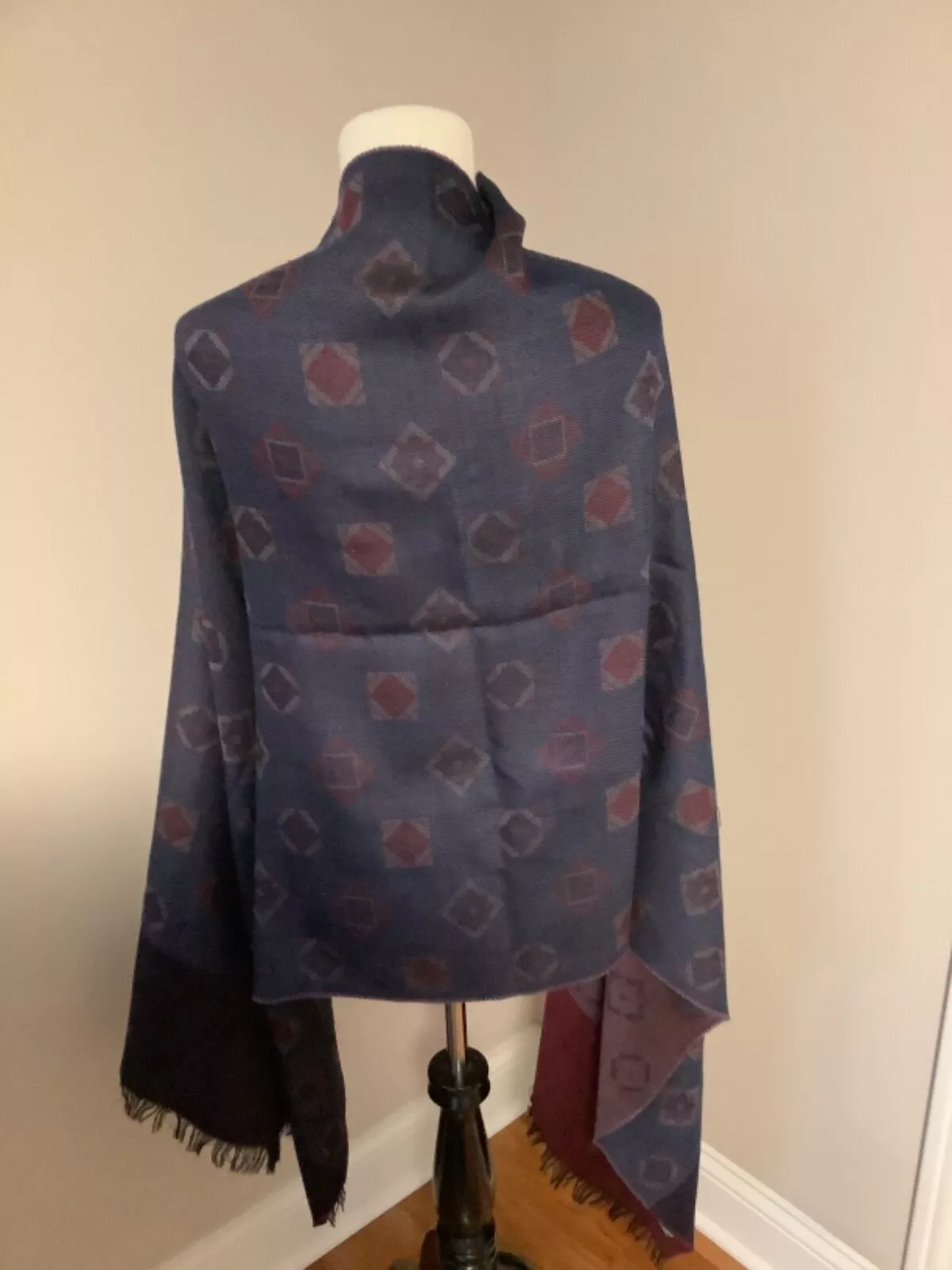 Foulard Christian Dior bleu marine foncé bordeaux pure laine 29,5”x80” Made in Germany