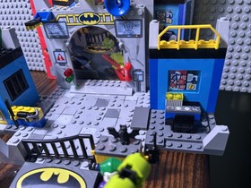 LEGO Juniors: Batman: Defend the Batcave (10672) 99.9% Complete w/manual no box