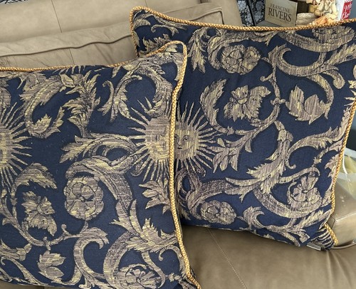 Set of Two Blue and Gold Damask Square Decorative Throw Pillows with Gold Fringe - Foto 3 di 7