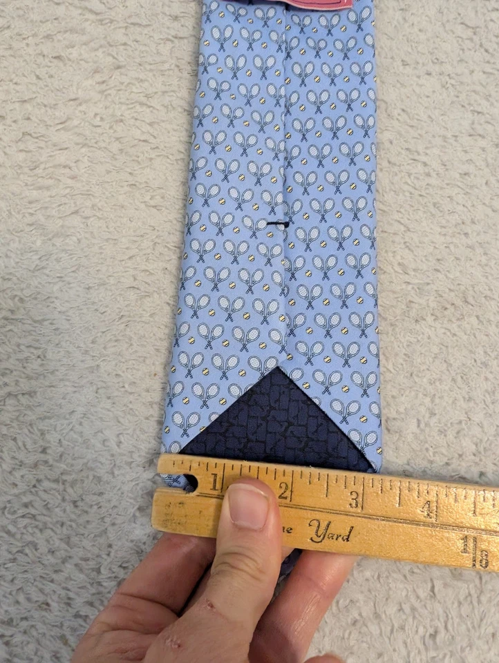 Corbata de tenis y pelotas Vineyard Vines para hombre 3x60 azul estampado 100 % seda Foto 4 de 4