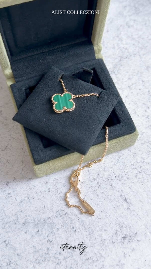 BNIB Van Cleef & Arpels Alhambra Malachite Pendant Necklace in 18k