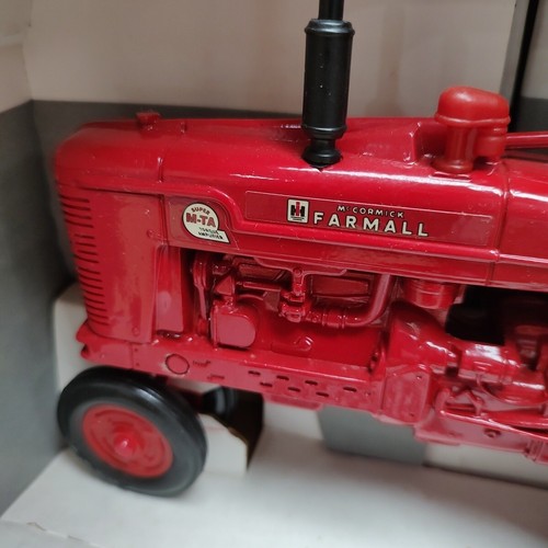 Ertl 1/16 McCormick Farmall Super M-TA Tractor #445 NIB - Picture 2 of 8