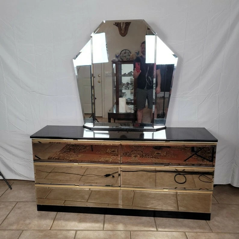 De colección. Juego de dormitorio Queen de 5 piezas, espejo frontal ahumado, laca negra y latón Foto 2 de 4