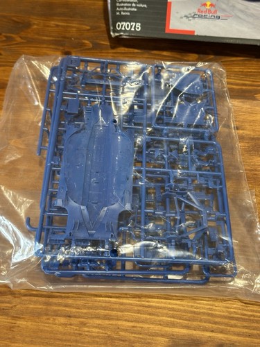 Revell Red Bull Racing RB8 Mark Webber 1:24 Kit 07075 New Opened Damaged Box - Imagen 4 de 18