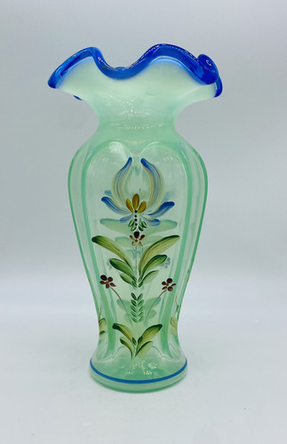 Fabulous Fenton Art Glass Willow Green Hand Painted Signed Vase - Picture 1 of 4