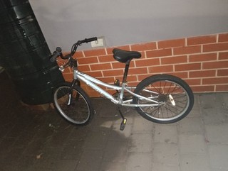 Apollo BMX Bike 20 in Unisex Kids Silver/Black And A Table Glass Table