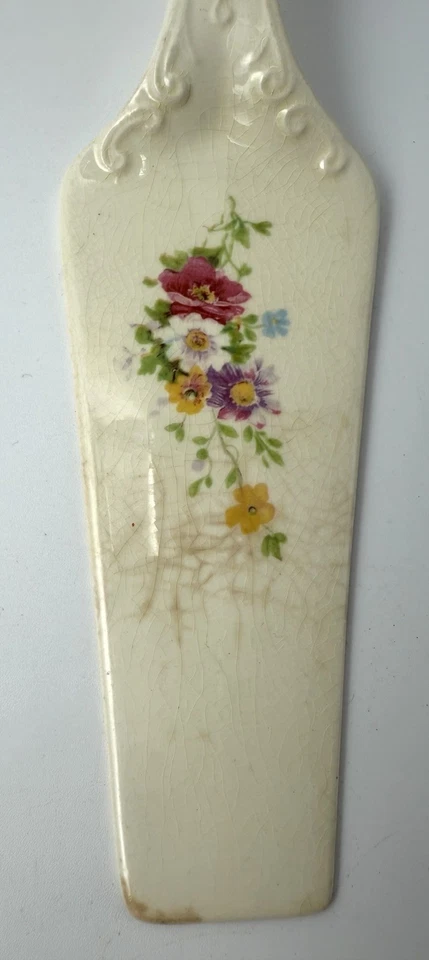 Shabby Chic Porcelain Cake Pie Server with Floral Embossed Handle - Image 4 of 4