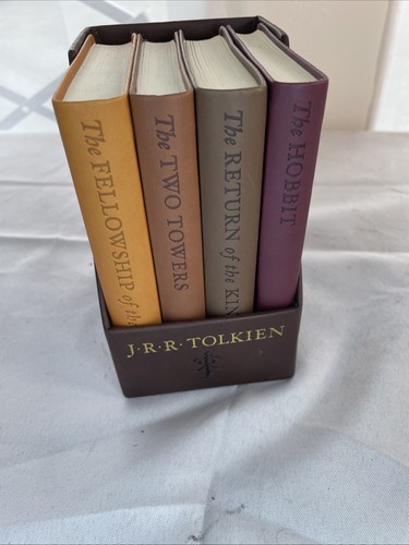 The Hobbit and The Lord of the Rings Deluxe Pocket Boxed 4 Book Set Tolkien - Imagen 3 de 8
