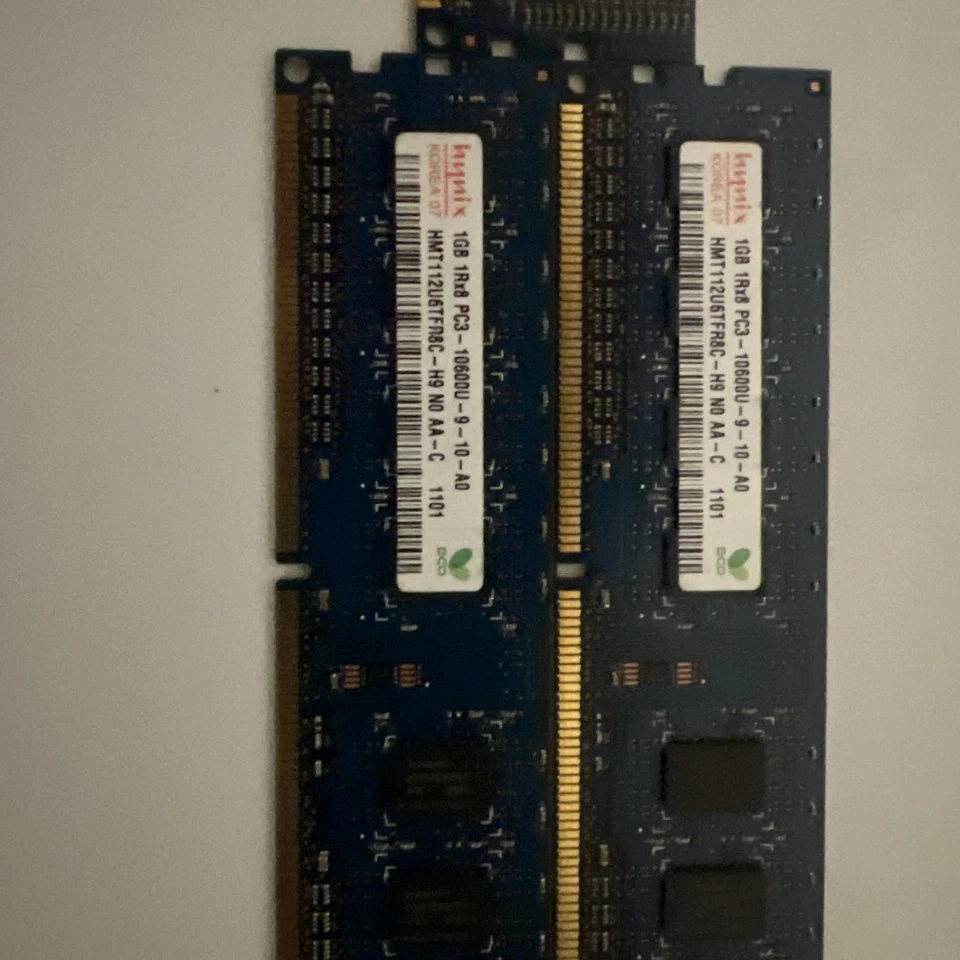 Hynix Memory 1GB 1RX8 PC3-10600U-9-10-A0 HMT112U6BFR8C-H9 - Image 2 of 3