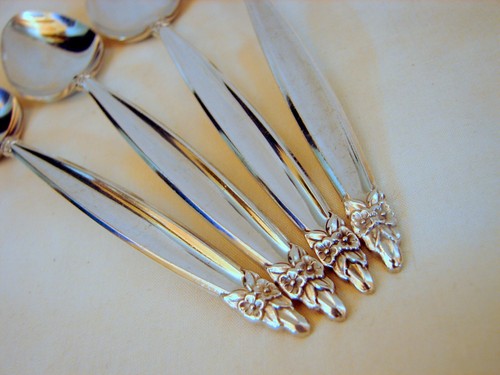 4, 1847 Rogers Bros. Silver Garland Oval Soup Spoons Excellent Cnd, 7-1/8in 1965 - Picture 3 of 8