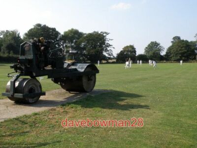 FOTO ALTER ROLLER AM KLEINEN CASTERTON CRICKETPLATZ EIN KLASSISCHER AUTOMAT MIT EINEM FO