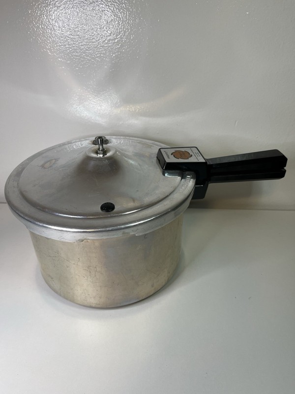 Vintage Presto 4qt Pressure Cooker Model 012004 409A Missing Jiggler