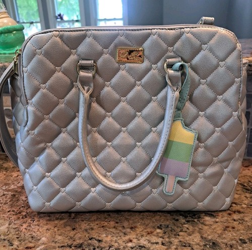 Luv Betsey gesteppte silberne Plüsch-Umhängetasche Beuteltasche Umhängetasche von Betsey Johnson