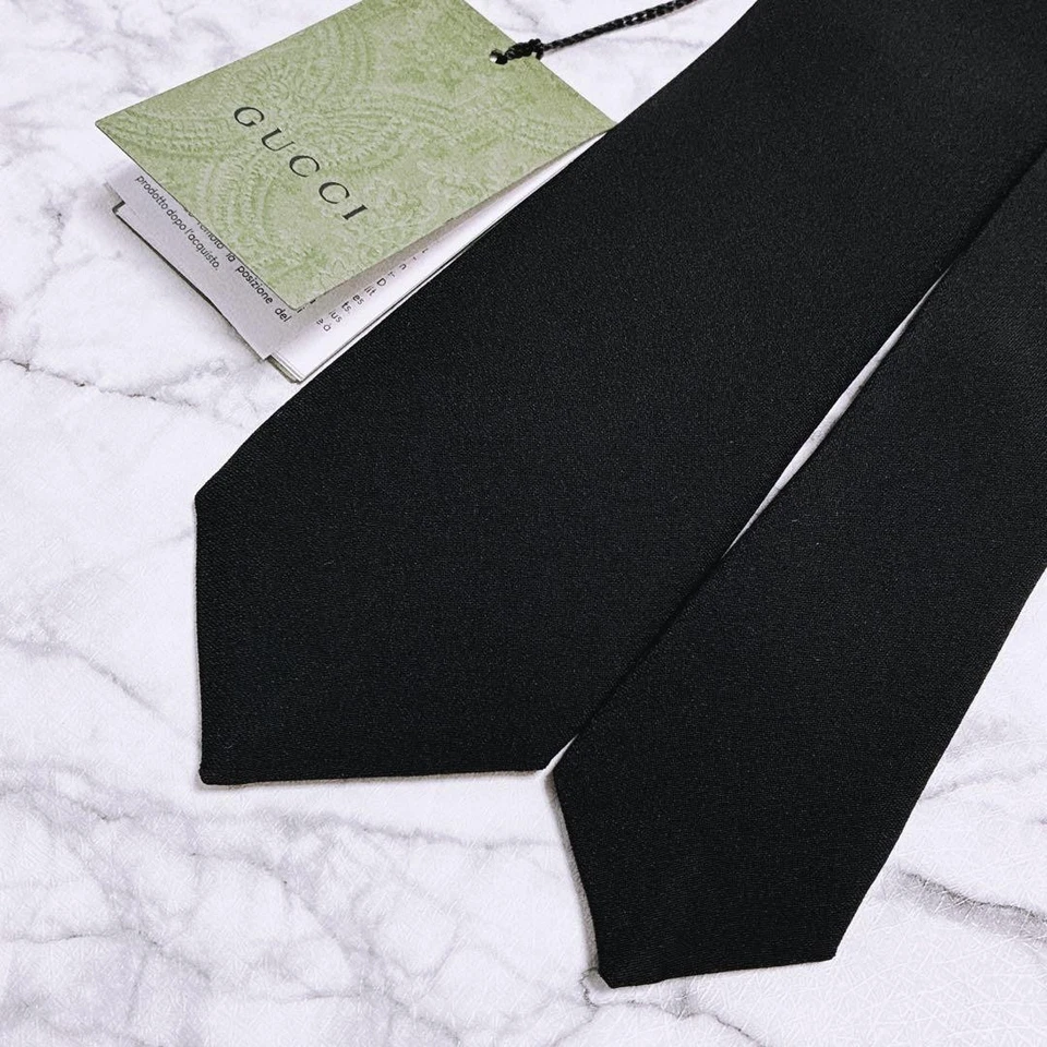 Corbata Gucci Cuello Nueva Sin Usar Negra Color Sólido 100% Seda Con Caja Hecha en Italia Foto 2 de 4