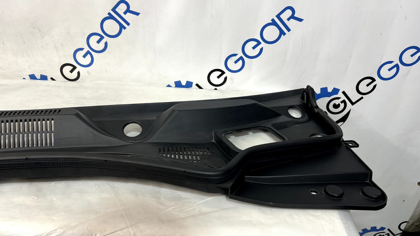 2014-2017 MASERATI QUATTROPORTE M156 FRONT WINDSHIELD WIPER COWL TRIM 670010468
