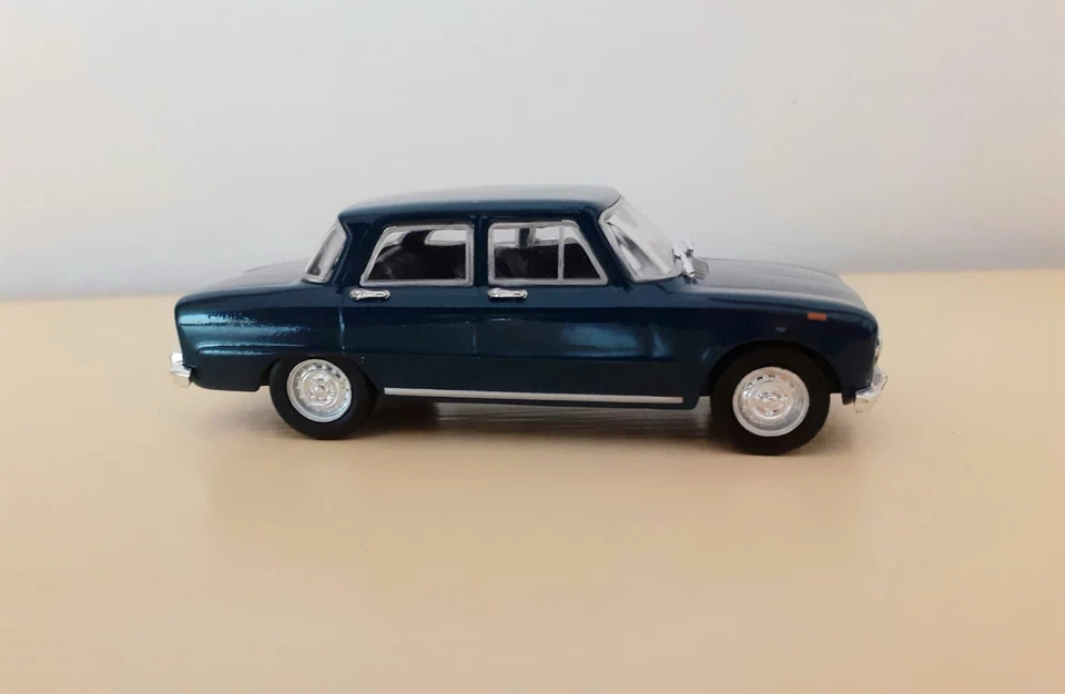 Modellino Alfa Romeo Giulia Super 1.6 scala 1:43 Norev - Immagine 4 di 4