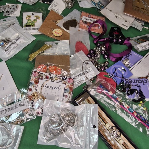 3#+ Costume Jewelry All NEW Earrings Bracelets Necklaces Colorful 70+ Pcs - Picture 23 of 23
