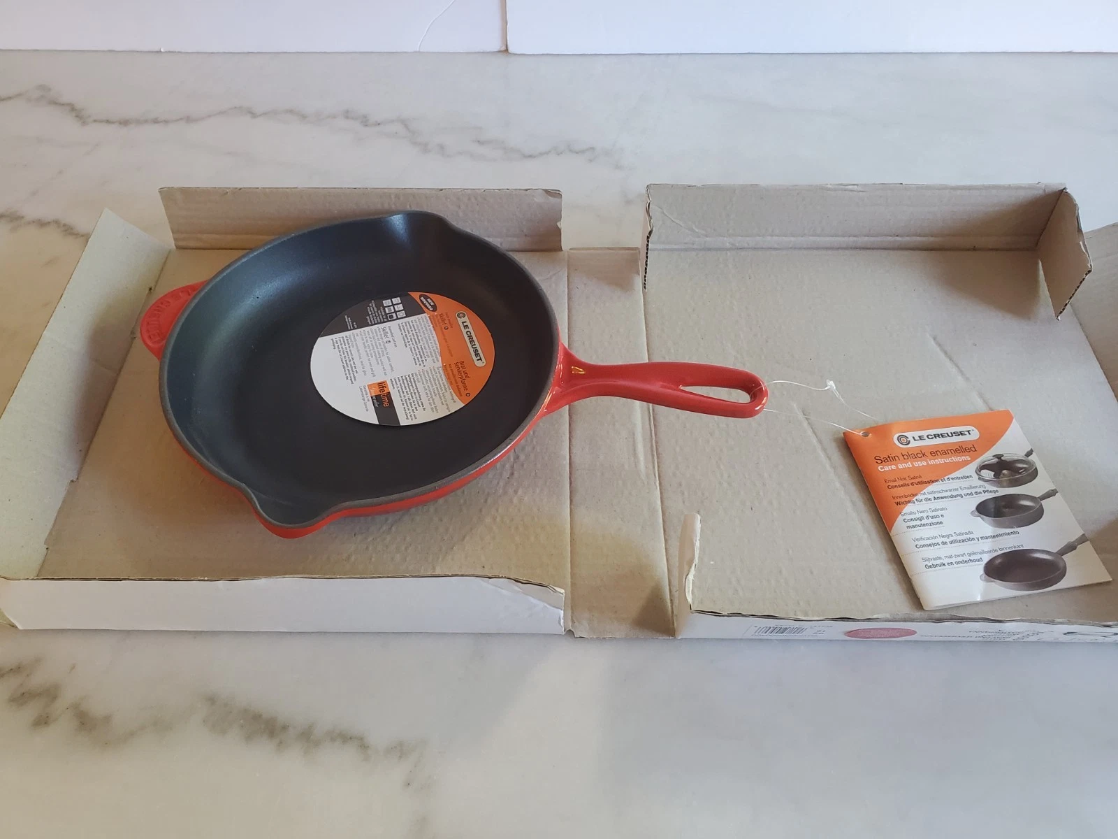 9 inch Le Creuset Red Enamel Cast Iron Frying Pan Skillet New with Box
