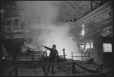 Photo:Worker inside a steel factory Pittsburgh, Pennsylvania 1959