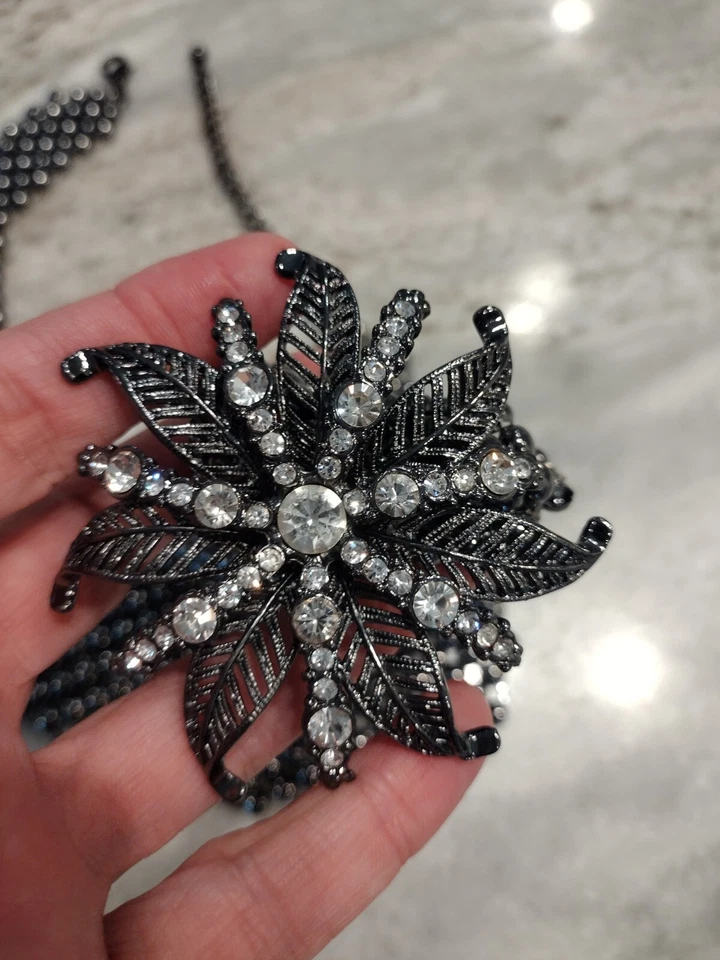 Массивный авангард Gunmetal нагрудник ожерелье с блестящий со стразами цветок - Изображение 4 из 4