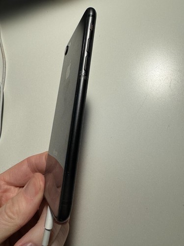 Apple iPhone 8 Black - AS IS - FOR PARTS NOT WORKING - Powers On - No Touch - Photo 6 sur 9